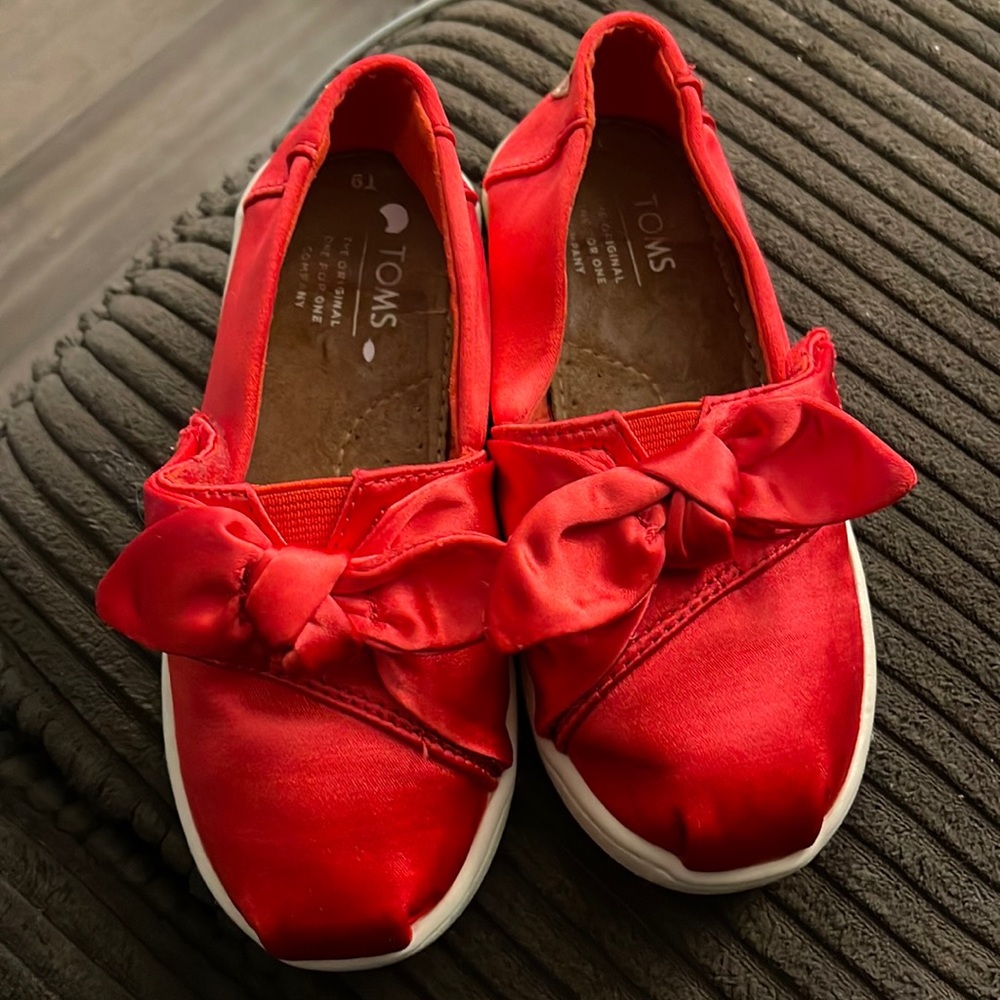 Red stain TOMS size 9